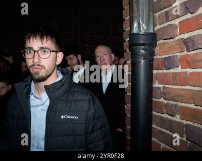 L'ex ministro della difesa Yoav Gallant visita il quartier generale di Chabad in altezza della corona e tiene un discorso Foto Stock