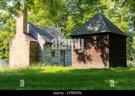 WILLIAMSBURG, VIRGINIA - 25 AGOSTO 2024: Great Hope Plantation a Colonial Williamsburg, una ricreazione della piccola piantagione media. Foto Stock