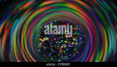 Bagliore natalizio offuscato. Magica scintillante. Perdita sfocata, raggi verdi gialli multicolori, sfarfallio dell'arcobaleno, paillettes glitter, lente del fascio su sfondo astratto art. Foto Stock