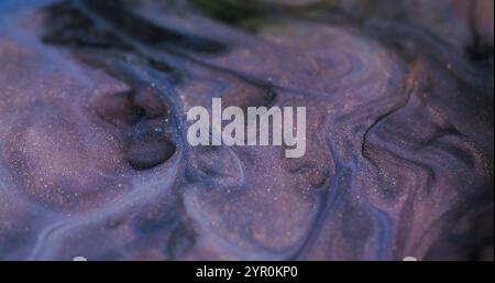Sfocatura dell'inchiostro dell'acqua. Vernice di marmo. Colore viola sfocato texture a vapore brillante emulsione di spruzzo di inchiostro sfondo astratto galleggiante. Foto Stock