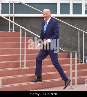 MIAMI, FLORIDA - 27 giugno: (esclusiva copertura) Ex Vice Presidente Joe Biden appare come il suo è un ottimo umore con un po' di primavera nella sua fase come egli entra nel retro della porta d'ingresso prima della discussione sulla seconda notte del primo 2020 democratico dibattito presidenziale. Un campo di 20 democratica candidati presidenziali è stato suddiviso in due gruppi di 10 per il primo dibattito del 2020 elezione si svolge su due notti al Knight Concert Hall di Adrienne Arsht Center per le Arti dello Spettacolo della Contea di Miami-Dade su Giugno 27, 2019 a Miami in Florida Persone: Joe Biden Foto Stock