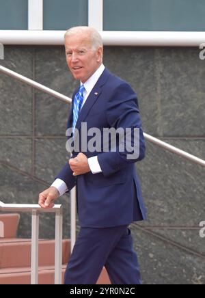 MIAMI, FLORIDA - 27 giugno: (esclusiva copertura) Ex Vice Presidente Joe Biden appare come il suo è un ottimo umore con un po' di primavera nella sua fase come egli entra nel retro della porta d'ingresso prima della discussione sulla seconda notte del primo 2020 democratico dibattito presidenziale. Un campo di 20 democratica candidati presidenziali è stato suddiviso in due gruppi di 10 per il primo dibattito del 2020 elezione si svolge su due notti al Knight Concert Hall di Adrienne Arsht Center per le Arti dello Spettacolo della Contea di Miami-Dade su Giugno 27, 2019 a Miami in Florida Persone: Joe Biden Foto Stock