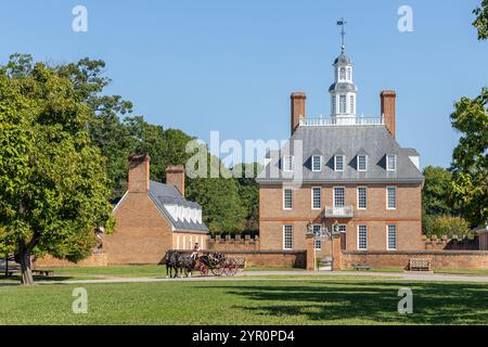WILLIAMSBURG, VIRGINIA - 25 AGOSTO 2024: Il palazzo del governatore a Colonial Williamsburg, sede di sette governatori reali e due eletti. Foto Stock