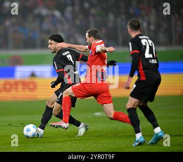 Zweikampf, Aktion Benedikt Gimber 1. FC Heidenheim 1846 FCH (05) gegen Omar Marmoush Eintracht Frankfurt SGE (07) rechts Mario Goetze Eintracht Frankfurt SGE (27) 1) FC HEIDENHEIM 1846 FCH VS EINTRACHT FRANKFURT SGE 01.12.2024 LE NORMATIVE DFL VIETANO QUALSIASI USO DI FOTOGRAFIE COME SEQUENZE DI IMMAGINI E/O QUASI-VIDEO Foto Stock