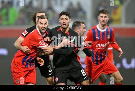 Gerangel vor Eckball Benedikt Gimber 1. FC Heidenheim 1846 FCH (05) Fares Chaibi Eintracht Frankfurt SGE (08) Arthur Theate Eintracht Frankfurt SGE (03) Mario Goetze Eintracht Frankfurt SGE (27) Maximilian Breunig 1. FC Heidenheim 1846 FCH (14) 1) FC HEIDENHEIM 1846 FCH VS EINTRACHT FRANKFURT SGE 01.12.2024 LE NORMATIVE DFL VIETANO QUALSIASI USO DI FOTOGRAFIE COME SEQUENZE DI IMMAGINI E/O QUASI-VIDEO Foto Stock