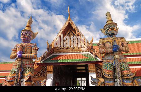 Statue custodi di Wat Phra Kaew (Tempio del Buddha di Smeraldo) a Bangkok, Thailandia Foto Stock