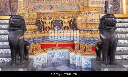 Statue tradizionali del Drago Nero, dettagli esterni del Buddha di Smeraldo a Wat Phra Kaew. Foto Stock