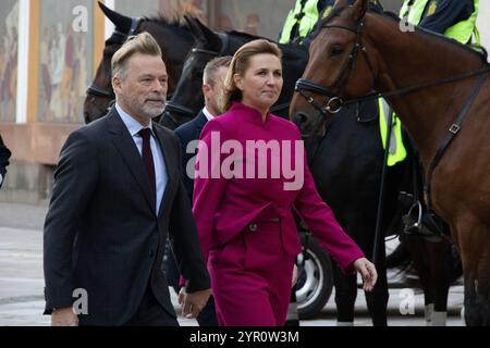 Copenaghen, Danimarca. 1 ottobre 2024. Il primo ministro mette Frederiksen dei socialdemocratici e il marito Bo Tengberg arrivano per il servizio ecclesiastico nella chiesa del palazzo di Christiansborg prima dell'apertura del Parlamento danese. Il Folketinget si apre. L'apertura segna l'inizio di un nuovo anno parlamentare. La giornata è iniziata con un servizio di chiesa presso la cappella del palazzo di Christiansborg. (Credit Image: © Kristian Tuxen Ladegaard Berg/SOPA Images via ZUMA Press Wire) SOLO PER USO EDITORIALE! Non per USO commerciale! Foto Stock