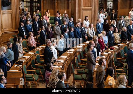 Copenaghen, Danimarca. 1 ottobre 2024. I membri del Parlamento danese si candidano all'inno nazionale durante l'apertura del Parlamento danese. Il Folketinget si apre. L'apertura segna l'inizio di un nuovo anno parlamentare. La giornata è iniziata con un servizio di chiesa presso la cappella del palazzo di Christiansborg. (Foto di Kristian Tuxen Ladegaard Berg/SOPA Images/Sipa USA) credito: SIPA USA/Alamy Live News Foto Stock