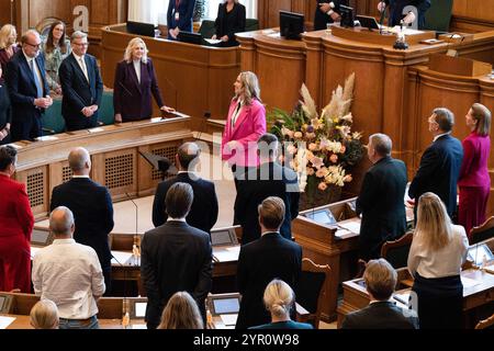 Copenaghen, Danimarca. 1 ottobre 2024. L'artista Julie Lindell canta l'inno nazionale durante l'apertura del Parlamento danese. Il Folketinget si apre. L'apertura segna l'inizio di un nuovo anno parlamentare. La giornata è iniziata con un servizio di chiesa presso la cappella del palazzo di Christiansborg. (Foto di Kristian Tuxen Ladegaard Berg/SOPA Images/Sipa USA) credito: SIPA USA/Alamy Live News Foto Stock