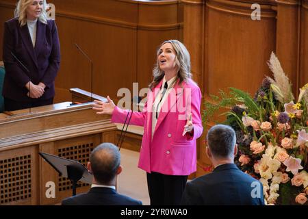 Copenaghen, Danimarca. 1 ottobre 2024. L'artista Julie Lindell canta l'inno nazionale durante l'apertura del Parlamento danese. Il Folketinget si apre. L'apertura segna l'inizio di un nuovo anno parlamentare. La giornata è iniziata con un servizio di chiesa presso la cappella del palazzo di Christiansborg. (Foto di Kristian Tuxen Ladegaard Berg/SOPA Images/Sipa USA) credito: SIPA USA/Alamy Live News Foto Stock