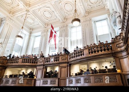 Copenaghen, Danimarca. 1 ottobre 2024. Il Folketinget si apre. Il Folketinget si apre. L'apertura segna l'inizio di un nuovo anno parlamentare. La giornata è iniziata con un servizio di chiesa presso la cappella del palazzo di Christiansborg. (Foto di Kristian Tuxen Ladegaard Berg/SOPA Images/Sipa USA) credito: SIPA USA/Alamy Live News Foto Stock