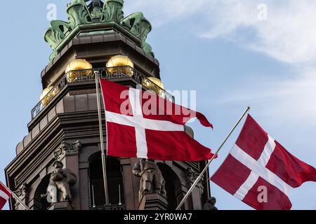 Copenaghen, Danimarca. 1 ottobre 2024. Bandiere danesi battono bandiera a Christiansborg Castle Square in connessione con l'apertura del Parlamento danese. Il Folketinget si apre. L'apertura segna l'inizio di un nuovo anno parlamentare. La giornata è iniziata con un servizio di chiesa presso la cappella del palazzo di Christiansborg. (Foto di Kristian Tuxen Ladegaard Berg/SOPA Images/Sipa USA) credito: SIPA USA/Alamy Live News Foto Stock