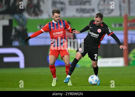 Heidenheim, Germania. 1 dicembre 2024. Zweikampf, Aktion Leo Scienza 1. FC Heidenheim 1846 FCH (08) gegen Mario Goetze Eintracht Frankfurt SGE (27) 1. FC Heidenheim 1846 FCH vs Eintracht Frankfurt SGE 01.12.2024 LE NORMATIVE DFL VIETANO QUALSIASI USO DI FOTOGRAFIE COME SEQUENZE DI IMMAGINI E/O QUASI-VIDEO/dpa/Alamy Live News Foto Stock