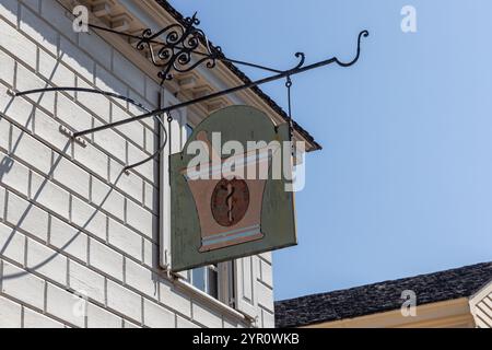 WILLIAMSBURG, VIRGINIA - 25 AGOSTO 2024: Un cartello per l'Apothecary Building a Colonial Williamsburg. Foto Stock