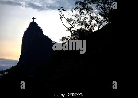 Rio De Janeiro, Brasile. 30 ottobre 2023. Il Cristo Redentore sulla cima del Corcovado è visto al crepuscolo a Rio de Janeiro. (Foto di Apolline Guillerot-Malick/SOPA Images/Sipa USA) credito: SIPA USA/Alamy Live News Foto Stock