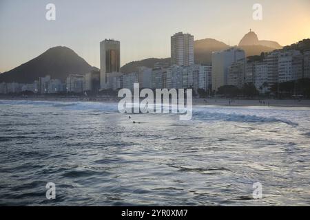 Rio De Janeiro, Brasile. 21 giugno 2023. La spiaggia di Copacabana, Rio de Janeiro, Brasile, è visibile al tramonto. Sullo sfondo è raffigurato il Corcovado (a destra). (Foto di Apolline Guillerot-Malick/SOPA Images/Sipa USA) credito: SIPA USA/Alamy Live News Foto Stock