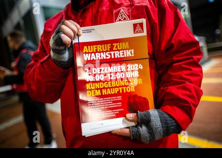 Emden, Germania. 2 dicembre 2024. I membri di IG Metall sono sulla strada fuori dallo stabilimento VW. La mattina presto, IG Metall chiede un avvertimento fuori dallo stabilimento Volkswagen di Emden. Credito: Sina Schuldt/dpa/Alamy Live News Foto Stock