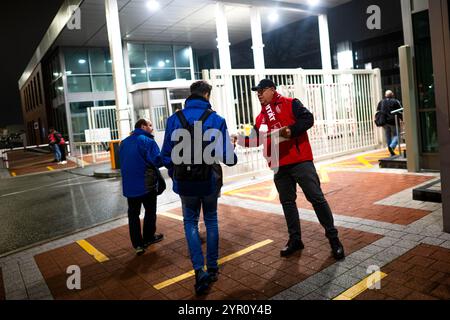 Emden, Germania. 2 dicembre 2024. I membri di IG Metall sono sulla strada fuori dallo stabilimento VW. La mattina presto, IG Metall chiede un avvertimento fuori dallo stabilimento Volkswagen di Emden. Credito: Sina Schuldt/dpa/Alamy Live News Foto Stock