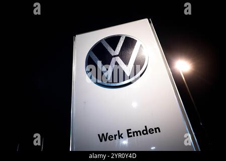 Emden, Germania. 2 dicembre 2024. Lo stabilimento Volkswagen di Emden. IG Metall chiede che i dipendenti di diversi stabilimenti Volkswagen in Germania ricevano un avvertimento. Credito: Sina Schuldt/dpa/Alamy Live News Foto Stock