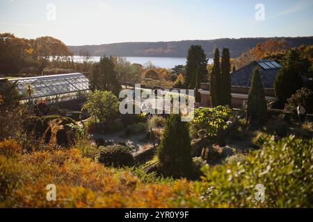 Wave Hill, un giardino pubblico situato sulle pendici che si affacciano sul fiume Hudson a Riverdale, nel Bronx, New York City, Stati Uniti. Foto Stock