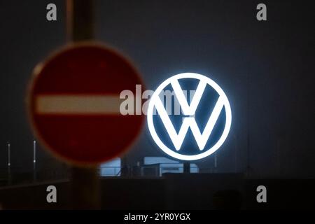 Emden, Germania. 2 dicembre 2024. Il logo VW sullo stabilimento Volkswagen di Emden. IG Metall sta invitando i dipendenti di diverse sedi Volkswagen tedesche a fare degli scioperi di avvertimento. Credito: Sina Schuldt/dpa/Alamy Live News Foto Stock