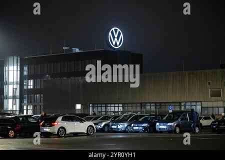 Emden, Germania. 2 dicembre 2024. Lo stabilimento Volkswagen di Emden. IG Metall chiede che i dipendenti di diversi stabilimenti Volkswagen in Germania ricevano un avvertimento. Credito: Sina Schuldt/dpa/Alamy Live News Foto Stock