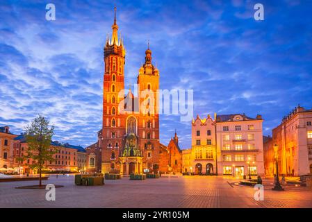 Cracovia, Polonia. Cattedrale di Santa Maria sulla piazza principale Ryenek di Cracovia illuminata di notte. Foto Stock