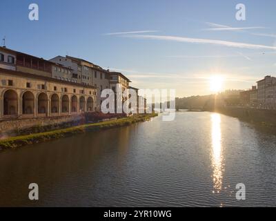 Vista mattutina del fiume Arno da Ponte Vecchio a Firenze, Italia Foto Stock