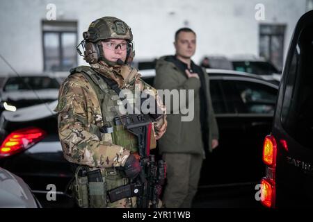 Kiew, Ucraina. 2 dicembre 2024. Soldati armati pesantemente assicurano la limousine del Cancelliere federale dopo il suo arrivo su un treno speciale alla stazione centrale nella capitale Ucraina Kiev. Crediti: Kay Nietfeld/dpa/Alamy Live News Foto Stock