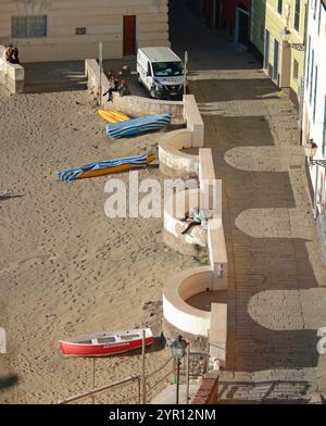 Sestri Levante, Italia - 14 novembre 2024. La gente prende il sole in autunno nella Baia del silenzio vicino al mare. Turismo e svago. Natura ecologicamente pulita. Foto Stock
