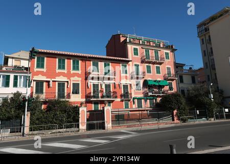 Sestri Levante, Italia - 14 novembre 2024. Edifici tradizionali e strade nelle giornate di sole. Turismo e svago. Natura ecologicamente pulita. Foto Stock