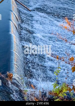 Piccola diga panoramica sul fiume . Foto di alta qualità Foto Stock