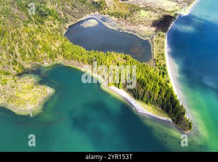 Lagoa do Fogo, vista dall'alto verso il basso sulla spiaggia del lago cratere. Isole Azzorre Foto Stock