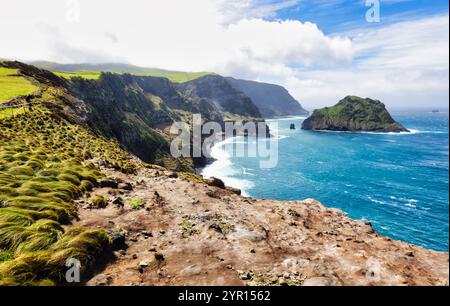 Miradouro da Baía de Além con scogliera e oceano atlantico, Flores - Isole Azzorre vicino al faro di Albarnaz Foto Stock