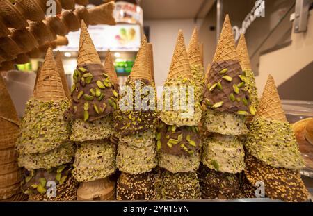 Gelati con coni ricoperti di pistacchio e cioccolato in vendita in Sicilia, Italia Foto Stock
