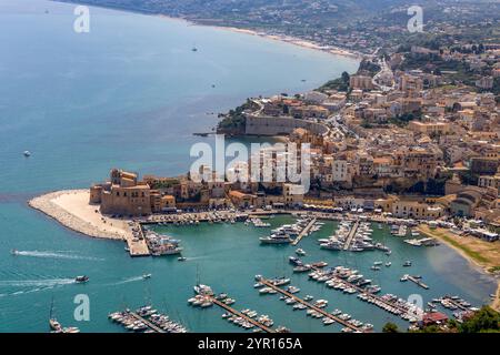 CASTELLAMMARE DEL GOLFO, ITALIA, 1 LUGLIO 2023 - Vista aerea di Catellammare del Golfo, provincia di Trapani, Sicilia, Italia Foto Stock