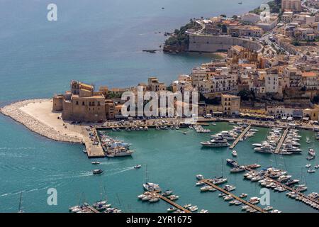 CASTELLAMMARE DEL GOLFO, ITALIA, 1 LUGLIO 2023 - Vista aerea di Catellammare del Golfo, provincia di Trapani, Sicilia, Italia Foto Stock