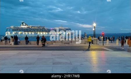 Lisbona, Portogallo - 30 novembre 2024: Barca transatlantica attraverso il fiume Tago a Lisbona Foto Stock