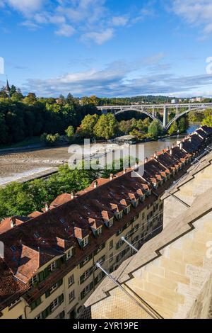 Città di Berna, Svizzera, fiume Aare e una fila di edifici sui tetti lungo via Badgasse verso il ponte Kirchenfeldbrucke. Foto Stock