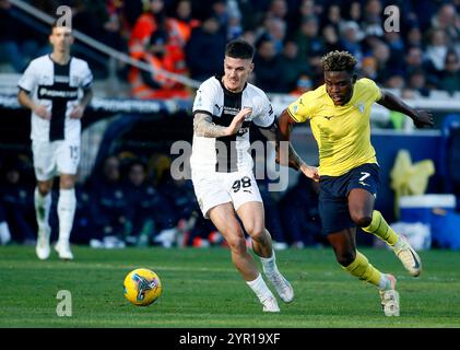 PARMA, ITALIA - 1 DICEMBRE: Dennis Man del Parma calcio compete per il ballo con Fisayo Dele-Bashiru del SS Lazio , durante la partita di serie A tra Parma calcio e SS Lazio allo Stadio Ennio Tardini il 1 dicembre 2024 a Parma. (Foto di MB Media) Foto Stock