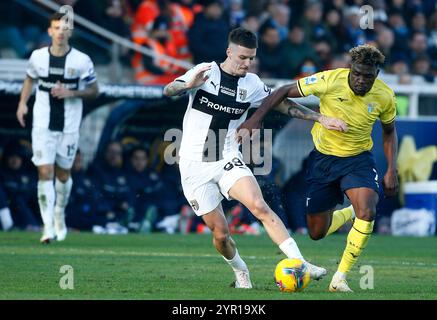 PARMA, ITALIA - 1 DICEMBRE: Dennis Man del Parma calcio compete per il ballo con Fisayo Dele-Bashiru del SS Lazio , durante la partita di serie A tra Parma calcio e SS Lazio allo Stadio Ennio Tardini il 1 dicembre 2024 a Parma. (Foto di MB Media) Foto Stock