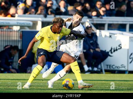 PARMA, ITALIA - 1 DICEMBRE: Fisayo Dele-Bashiru del SS Lazio compete per il pallone con Enrico Delprato del Parma calcio , durante la partita di serie A tra Parma calcio e SS Lazio allo Stadio Ennio Tardini il 1 dicembre 2024 a Parma. (Foto di MB Media) Foto Stock