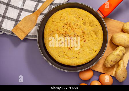 Le patate fritte rappresentano la cultura spagnola ed è un piatto molto amato dagli spagnoli Foto Stock