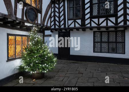 Sala da tè Thomas Oken. Edificio medievale bianco e nero incorniciato in legno Tudor al crepuscolo. Castle Street, Warwick, Warwickshire, Inghilterra Foto Stock