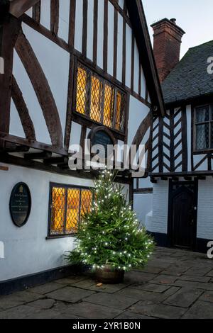 Sala da tè Thomas Oken. Edificio medievale bianco e nero incorniciato in legno Tudor al crepuscolo. Castle Street, Warwick, Warwickshire, Inghilterra Foto Stock