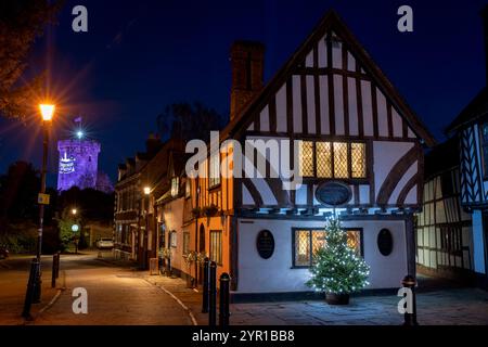 Le sale da tè Thomas Oken e la torre del castello di Warwick a Natale. Castle Street, Warwick, Warwickshire, Inghilterra Foto Stock