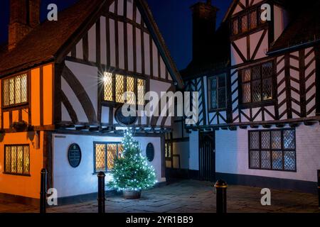 Sala da tè Thomas Oken. Edificio medievale bianco e nero incorniciato in legno Tudor di notte. Castle Street, Warwick, Warwickshire, Inghilterra Foto Stock