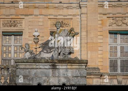 Maincy, Francia - 11 29 2024: Le Grand Noël. Visualizza i dettagli delle statue della facciata del Castello di Vaux-le-Vicomte sulla sua scalinata in pietra Foto Stock