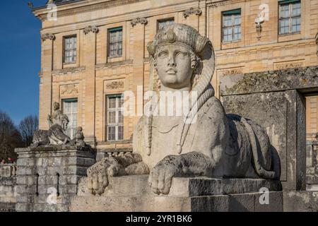 Maincy, Francia - 11 29 2024: Le Grand Noël. Visualizza i dettagli delle statue della facciata del Castello di Vaux-le-Vicomte sulla sua scalinata in pietra Foto Stock